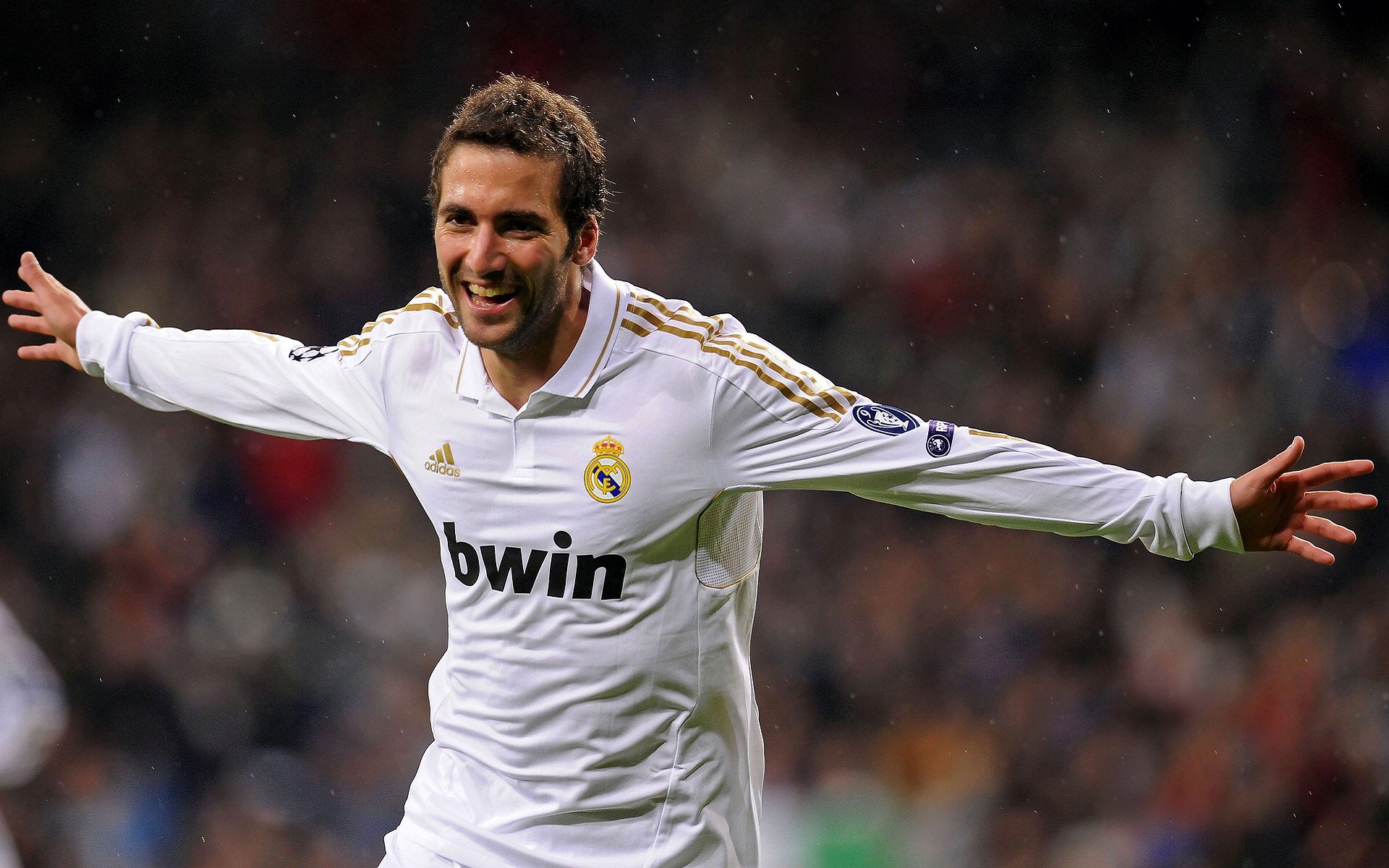 日本队观众热烈欢呼！，阿扎伦卡迎来七赛季出色发挥观众掌声雷动